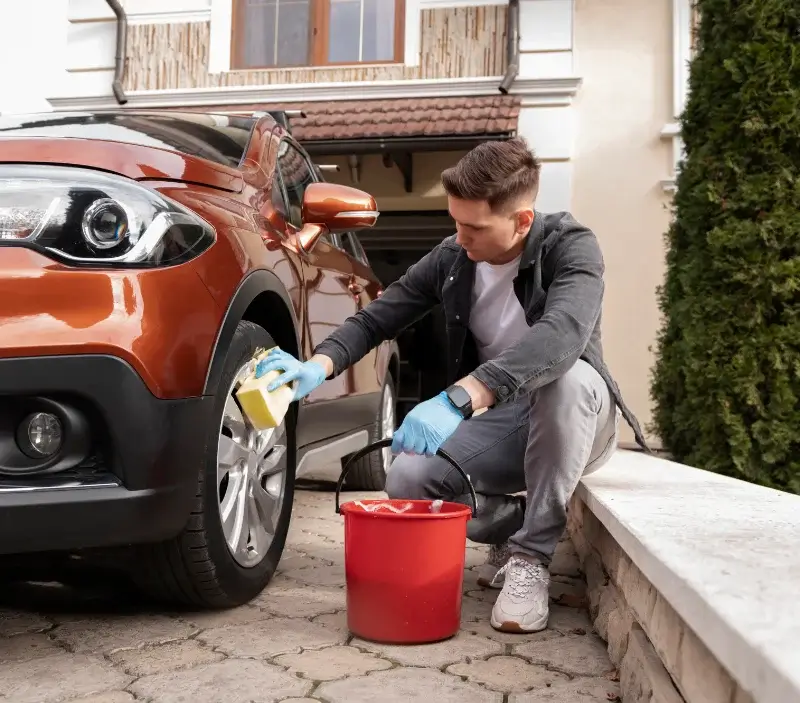 Lavage auto à domicile Mouen : professionnel intervenant sur un véhicule